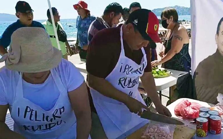David Jiménez Rumbo ofrece ceviche gratis en Playa Papagayo de Acapulco. Noticias en tiempo real