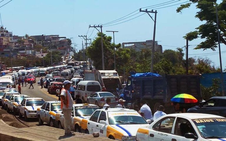 Transportistas bloquean carretera a Pie de la Cuesta por asesinato de chófer en Acapulco. Noticias en tiempo real